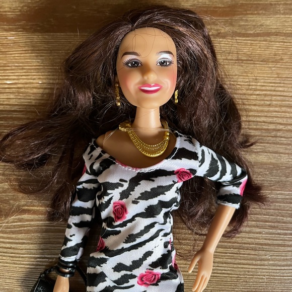 Nickelodeon Victorious Tori Vega Fashion Doll & Accessories - Picture 3 of 3